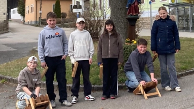  Die sechs Ministranten ,die zwei Tage durchs Dorf zogen, um zum Gebet auf aufrufen, nachdem die Glocken „in Rom waren“.  (Bild: Sieglinde Schärtl)