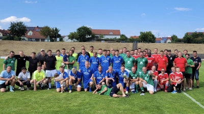 Die Mannschaften des sonntäglichen Alte-Herren Turniers. (Bild: Philipp Keilholz)