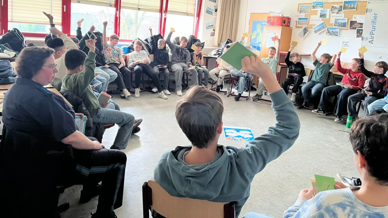 Diana Lenz von der Polizeiinspektion Waldsassen zusammen mit den Schülern der Realschule im Stiftland. (Bild: Karina Jobst)