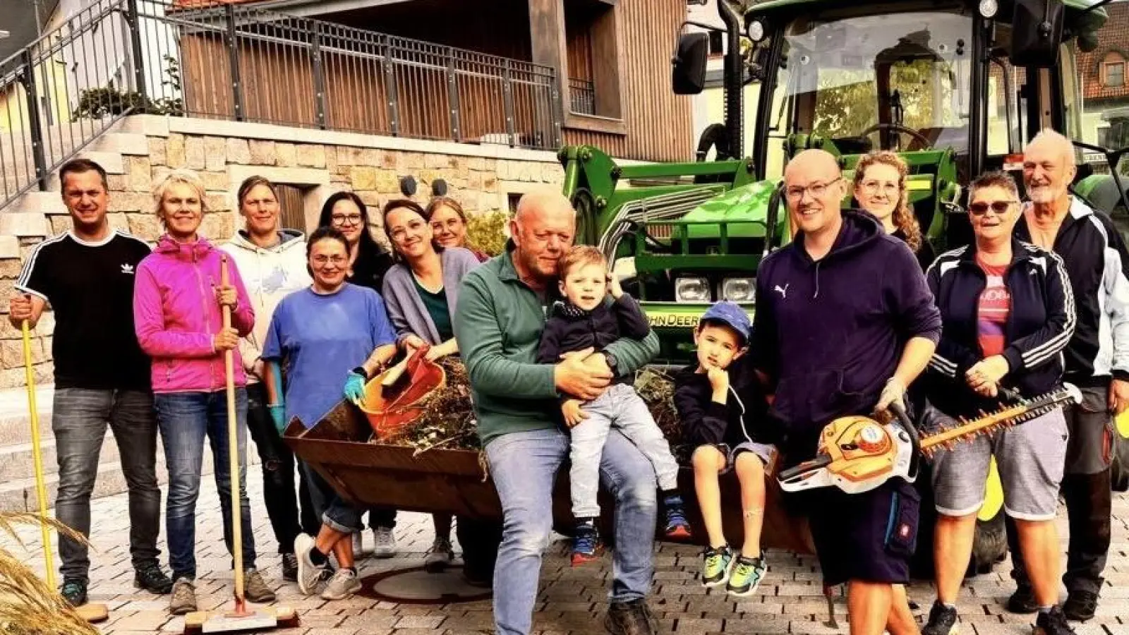 Selbst Bürgermeister Wolfgang Söllner (li) und Kirchenpfleger Stefan Kausler (4.v.re.) legten bei der Säuberungsaktion am Marktplatz mit Hand an. (Bild: Josef Söllner)