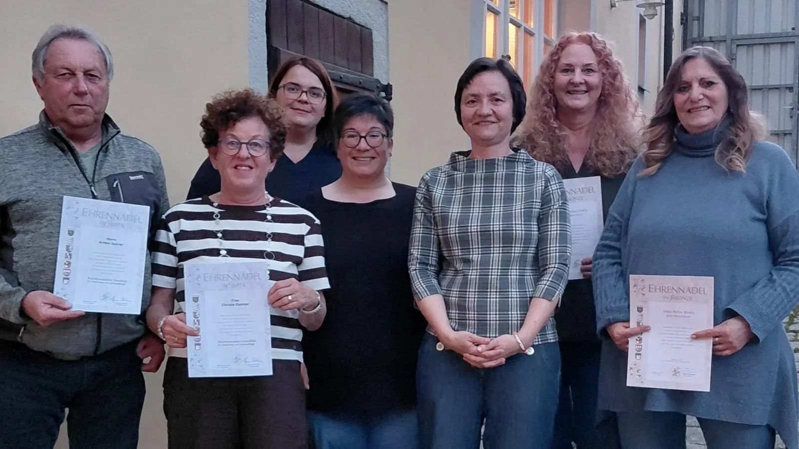 von links: Anton Spörer, Christa Kastner, Julia Schmucker, Doris Deubzer 1. Vorsitzende, Manuela Pappenberger Kreisfachberaterin, Kathrin Härtl, Petra Heindl (Bild: Doris Deubzer)