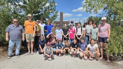 Die Ministranten der Pfarreiengemeinschaft Wurz/Püchersreuth und Wildenau beim Gipfelkreuz am Monte Kaolino mit Pfarrer Dr. Dr..Matthias Nowotny und den Betreuerinnen Irmgard Forster und Kathrin Bittner. (Bild: Birgit Jochim)