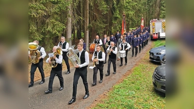 Kirchzug zur Waldkapelle angeführt von der Pegnitzer Trachtenkapelle, gefolgt von ersten und zweiten Bürgermeister Ewald Plössner und Alexander Schatz, sich anschließend die fünf Gemeindefeuerwehren. (Bild: Herbert Ziegler)
