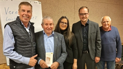 Die Organisatoren des Abends dankten Anton Ruhland für die tiefgründigen Ausführungen.<br>v. l. n. r. stv. CSU-Vorsitzender Jochen Schneider, Referent Anton Ruhland, Carola Riederer (Betreuungsverein Schwandorf) und Seniorenbeauftragter Reinhold Malzer. (Bild: Josef Pühler)