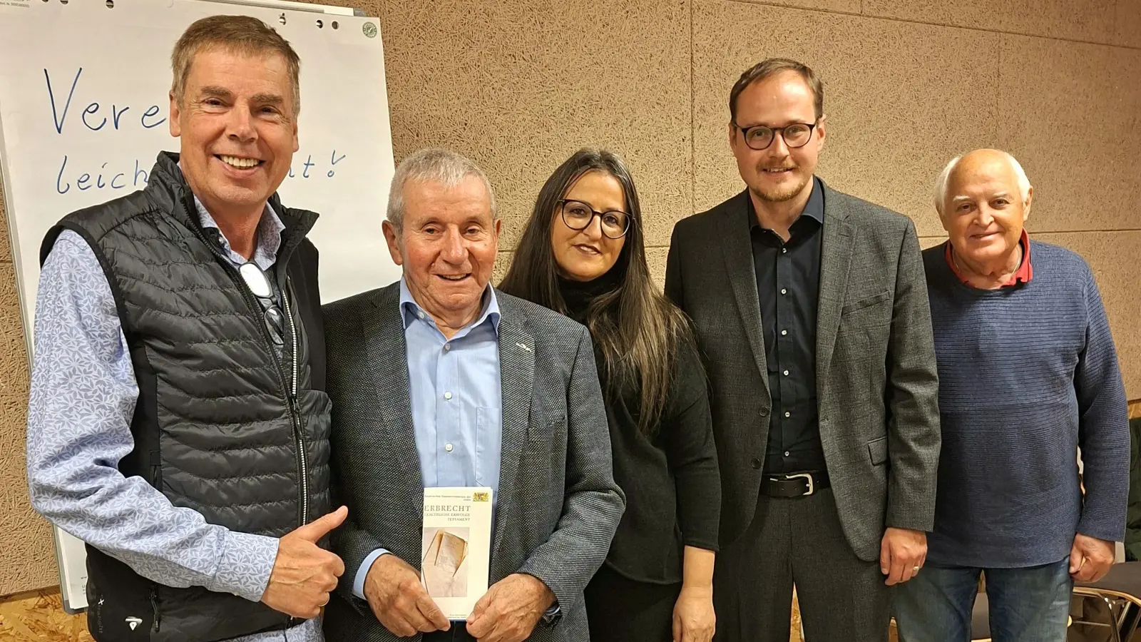 Die Organisatoren des Abends dankten Anton Ruhland für die tiefgründigen Ausführungen.<br>v. l. n. r. stv. CSU-Vorsitzender Jochen Schneider, Referent Anton Ruhland, Carola Riederer (Betreuungsverein Schwandorf) und Seniorenbeauftragter Reinhold Malzer. (Bild: Josef Pühler)