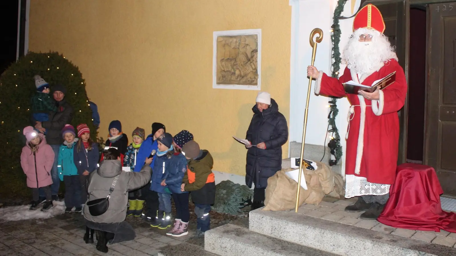 Auf dem Kirchplatz besuchte der Nikolaus die Kinder aus dem Kinderhaus Sankt Josef in Ebnath. (Bild: Josef Söllner)