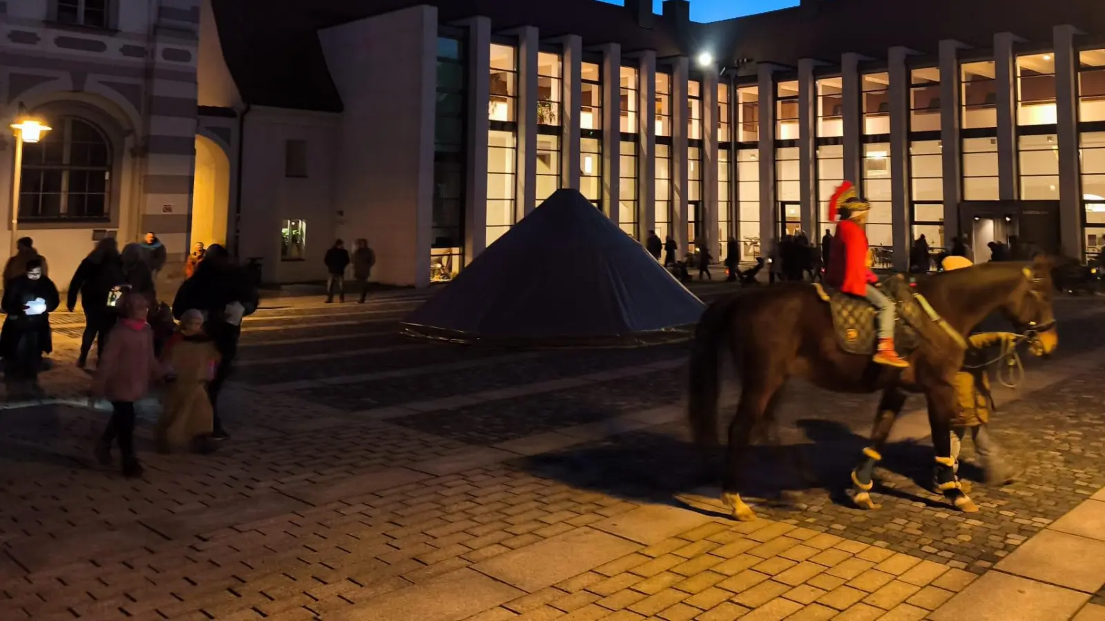 Sankt Martin führt auf seinem Pferd den Laternenzug an (Bild: Theresa Richtmann)