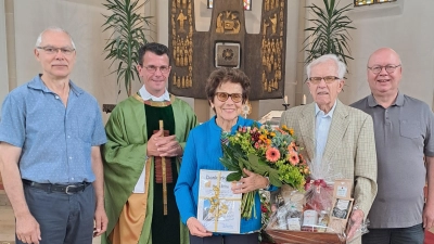 Pfarrer Thomas Kohlhepp mit Kirchenpfleger Karl Hofmann (links) und Pfarrgemeinderatsprecher Josef Grasser (rechts) verabschieden auch im Namen der ganzen Pfarrgemeinde Maria Erling als Mesnerin, im Bild mit Ehemann Wolfhard Erling (Bild: Priska Hofmann)