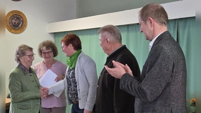 Ehrenvorsitzende Charlotte Kiener wird mit der Ehrenurkunde des Kreisverbands für Gartenbau und Landespflege ausgezeichnet (Bild: Maria Treiber)