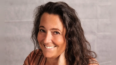Die Autorin Elke Becker liest aus ihrem aktuellen Roman „Das Haus Faber-Castell“. (Bild: Danielle Lima)