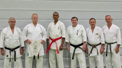 Gerhard Kerscher umrahmt von dem hochkarätigem Prüfergremium (Bild: Ilona Aures)