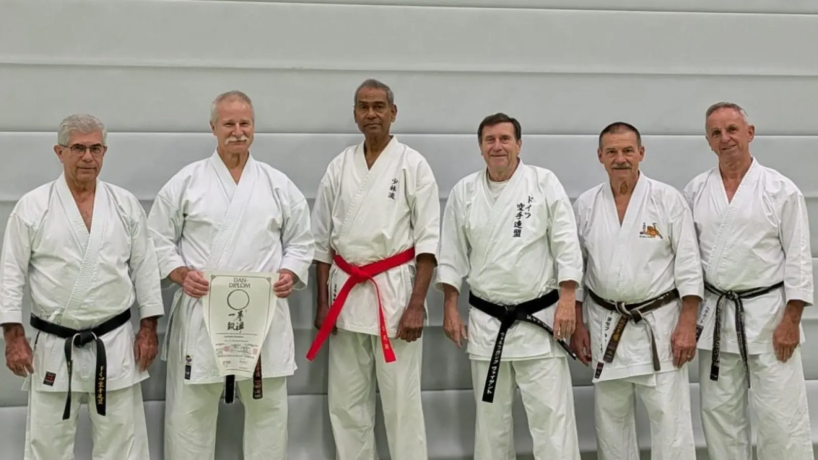 Gerhard Kerscher umrahmt von dem hochkarätigem Prüfergremium (Bild: Ilona Aures)