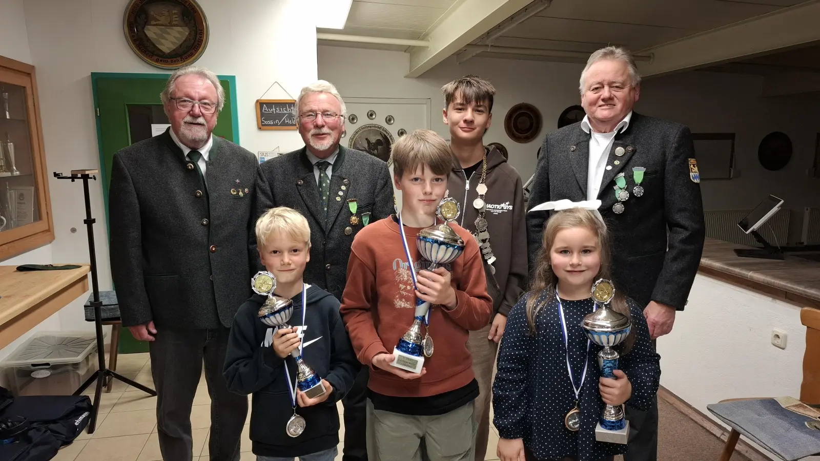 Die Würdenträger des Lichtgewehrkönigschießens und der neue Jugendkönig der SGAmberg 1890<br>v.l. OSM Norbert Schmidt, Neil Thompson, 2. Jugendleiter Otto Held, Lichtgewehrkönig Jamie Thopson, Jugendkönig Dominik Wehling, Jura Günther und 1. Jugendleiter Leopold Sassin (Bild: Marion Schneider)