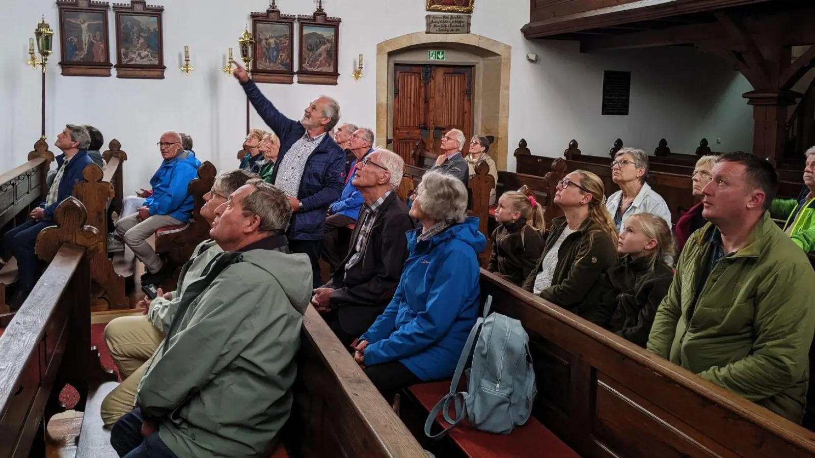 In der Pfarrkirche St.Josef in der Mitte stehend Erst Zimmerer, links vorn 1.Vorsitzender Peter Egerer. (Bild: Reinhard Steindl)