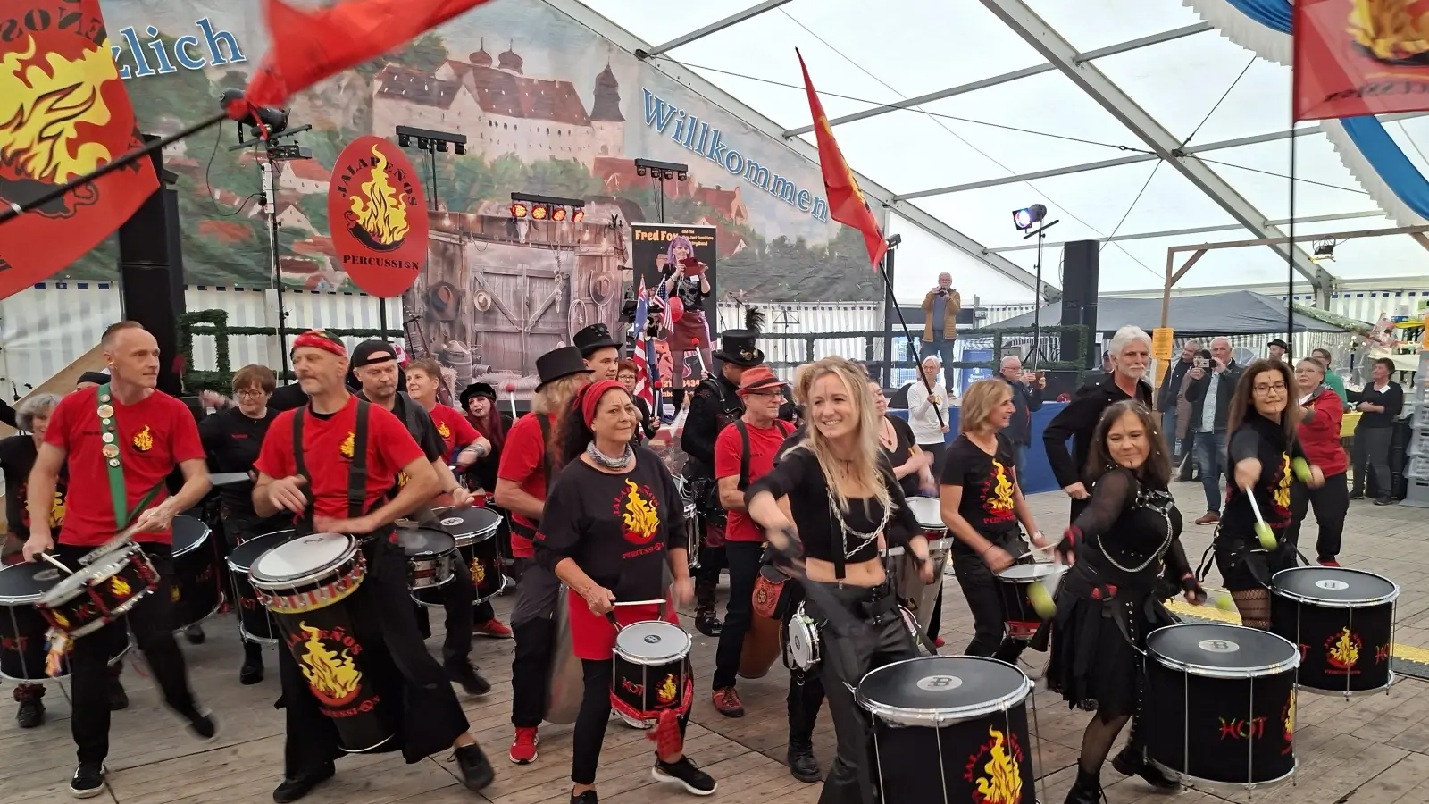 Jalapeños Percussion beim Jubiläumsfest des 1. Amberger Life-Musikerstammtisch im Festzelt auf dem Amberger Dultplatz (Bild: Stefan Neubauer)