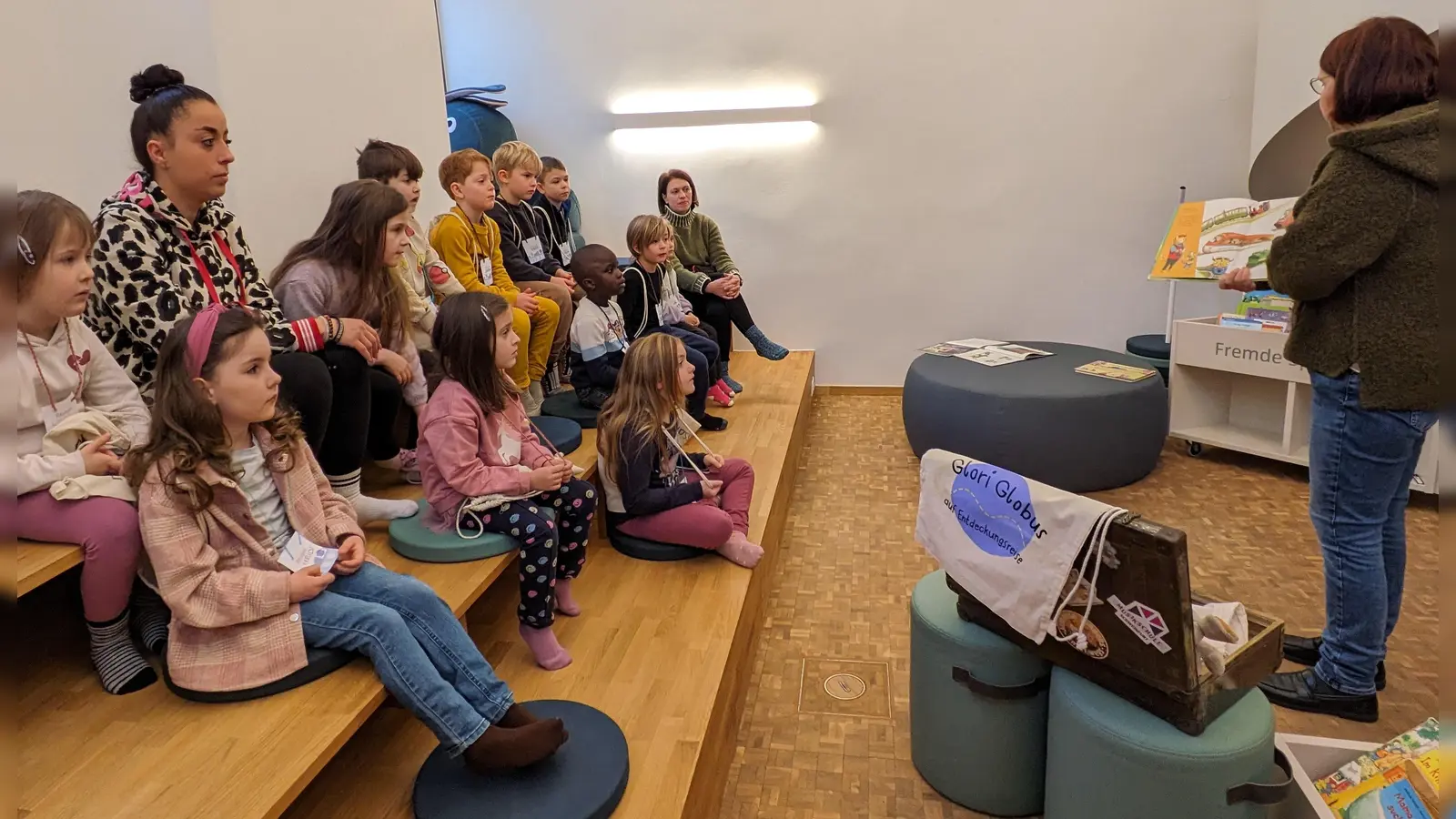 Aufmerksam und konzentriert hören die Schukis beim Vorlesen zu. Beim zweiten Treffen liest Judith Schliermann aus dem Bilderbuch „Felix fährt Eisenbahn” von Rentta Sharon vor. (Bild: Alina Niebisch)