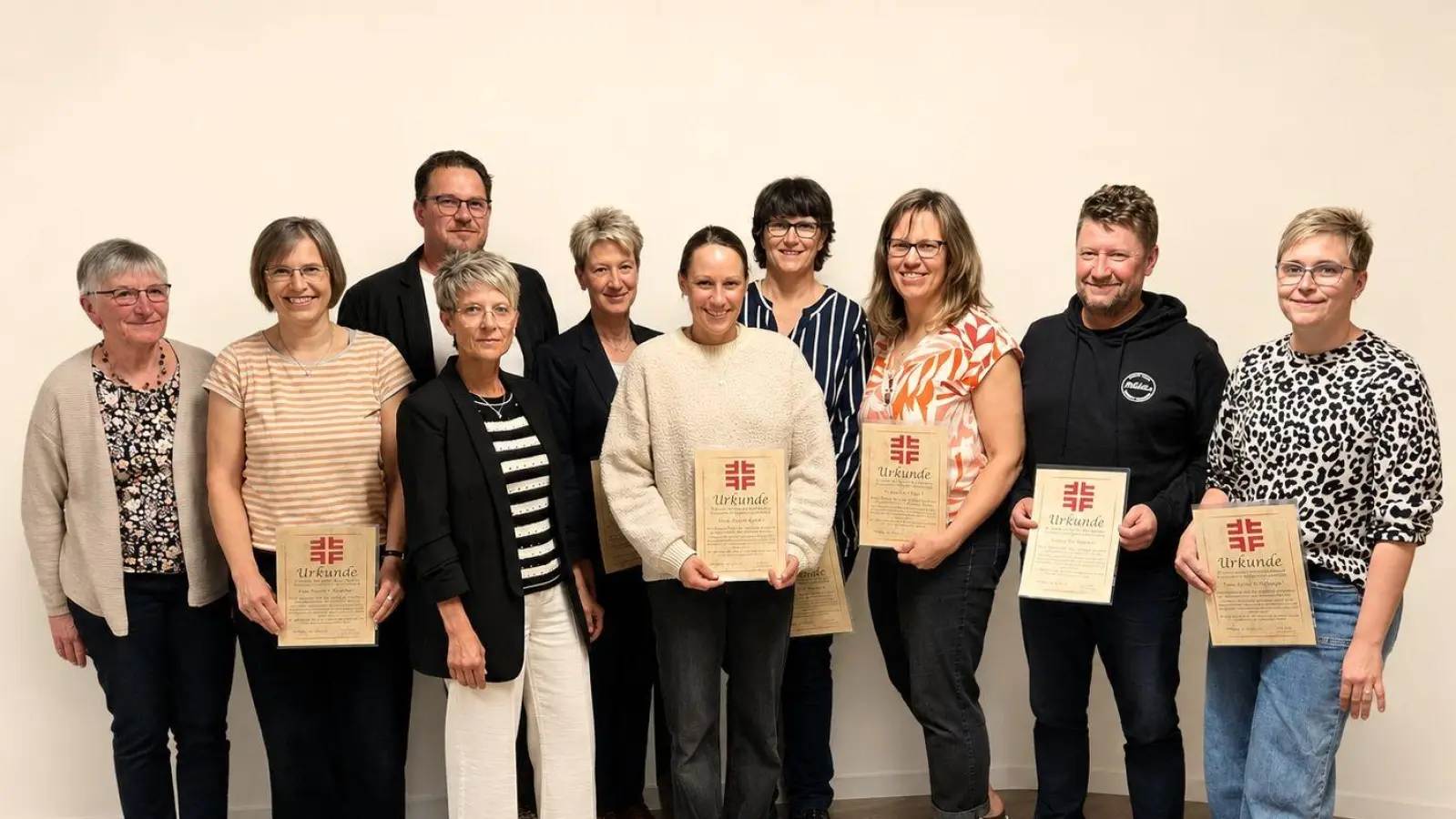 Das Bild zeigt von links: Frieda Vogelhuber (2. Vorsitzende), Margit Purucker, Bürgermeister Stephan Schübel, Doris Reiß (1.Vorsitzende), Regina Schraml, Nadine Kalla, Ehrenmitglied Uta Habedank, Iris Zeitler, Sigi Gennari und Jssica Döllinger. (Bild: Kunibert Reiß)