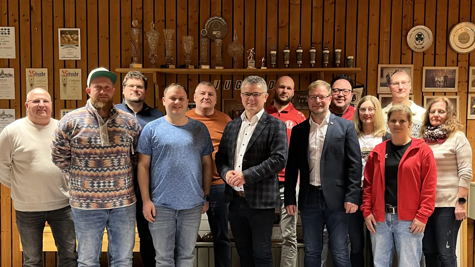 von links: Max Weindler, Sebastian Hergesell, Gregor Mardanow, Daniel Spickenreither, Markus Klier, Martin Birner, Sebastian Winderl, Christoph Steffens, Thomas Habel, Magdalena Stangl, Verena Binder (vorne), Andreas Dirnberger (dahinter), Rosa Schafbauer (Bild: Monika Steffens)