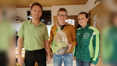 1.Vorstände Horst Serfling und Karola Hausmann mit Reinhold König  (Bild: Sophia Kneidl)