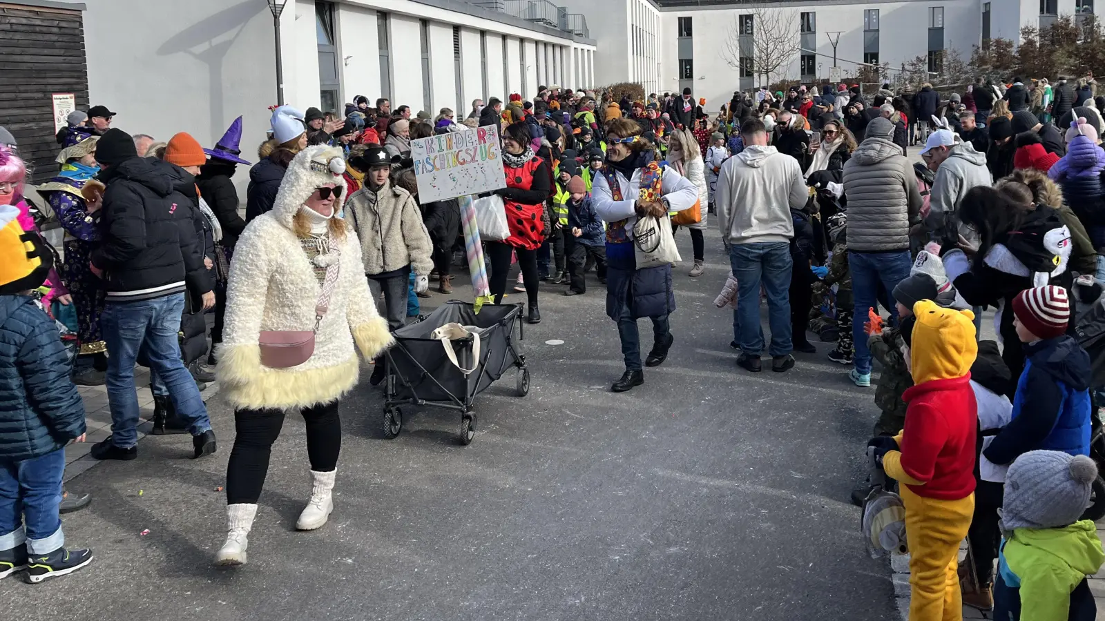 Rund 300 große und kleine Maschkerer folgten der Einladung der Unionsfamilie und hatten beim Kinderfaschingszug im Pausenhof der Schule ihren Spaß. (Bild: Gerald Morgenstern)