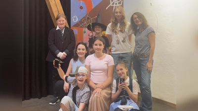 Teilnehmerinnen und Teilnehmer der Theaterwerkstatt mit den Betreuerinnen Nadja Aumann, Eva Reif und Petra Sommer-Stark. (Bild: Petra Sommer-Stark)
