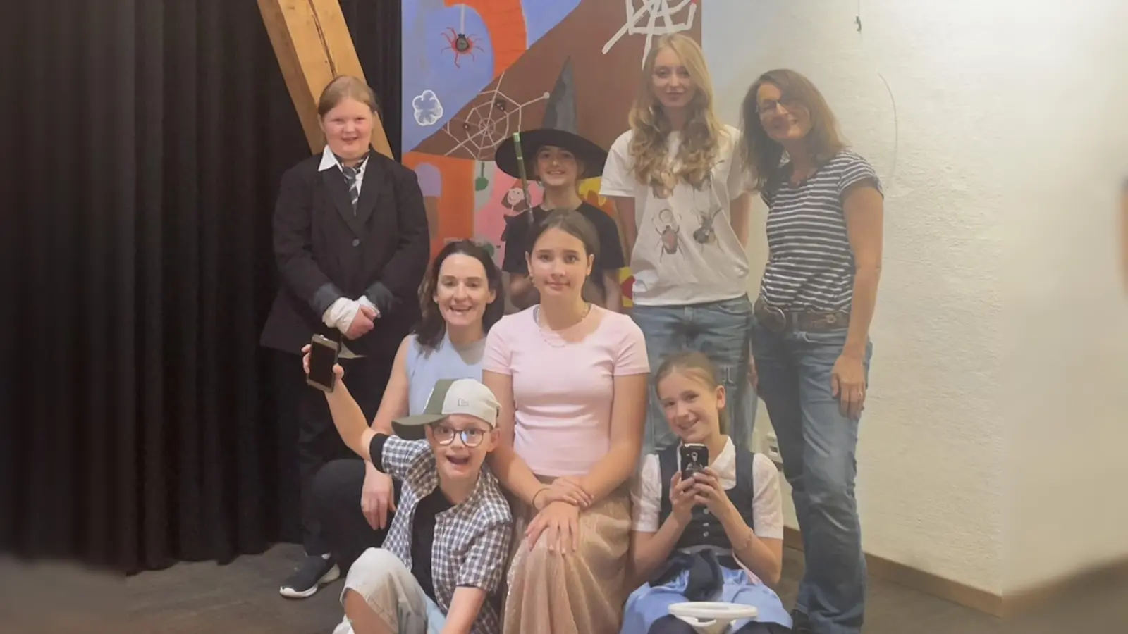 Teilnehmerinnen und Teilnehmer der Theaterwerkstatt mit den Betreuerinnen Nadja Aumann, Eva Reif und Petra Sommer-Stark. (Bild: Petra Sommer-Stark)
