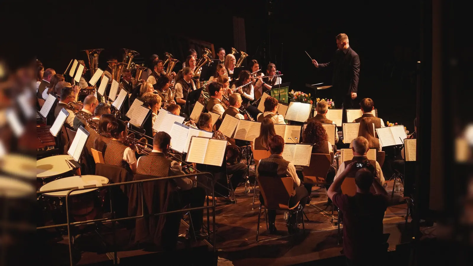 Die Musikkapelle mit dem damaligen Dirigenten Tim Winkler bei ihrem Frühjahrkonzert 2025. (Bild: Lucia Oberndorfer)