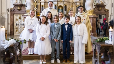 Die Kommunionkinder zusammen mit Pater Ivo Hamburg (rechts) sowie Diakon Franz-Josef Reck (hinten, Mitte). (Bild: Wolfram Murr)