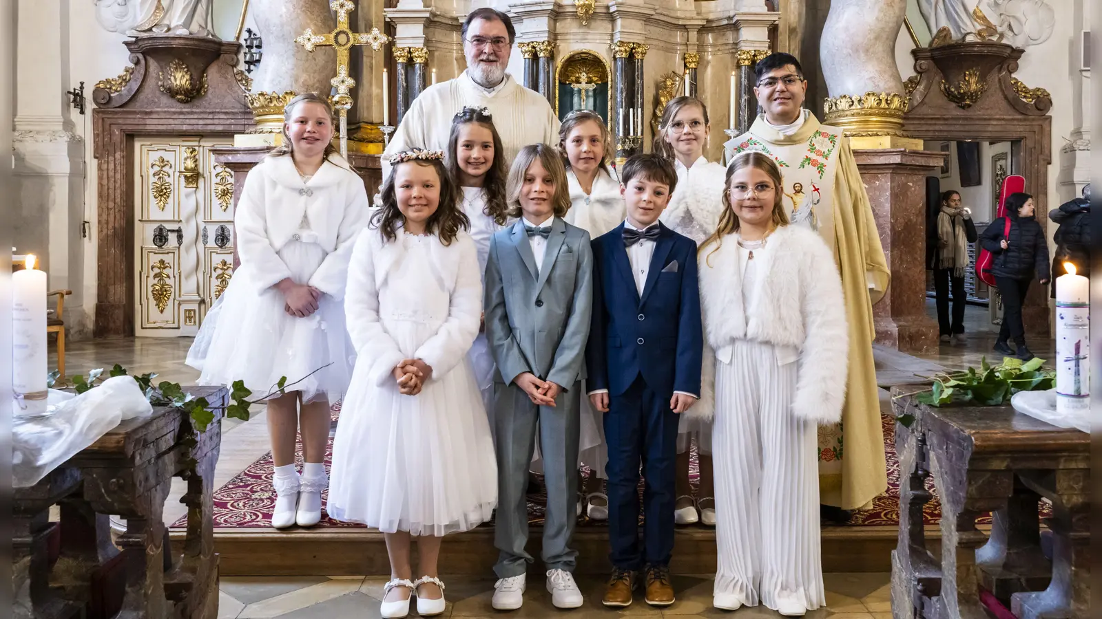 Die Kommunionkinder zusammen mit Pater Ivo Hamburg (rechts) sowie Diakon Franz-Josef Reck (hinten, Mitte). (Bild: Wolfram Murr)