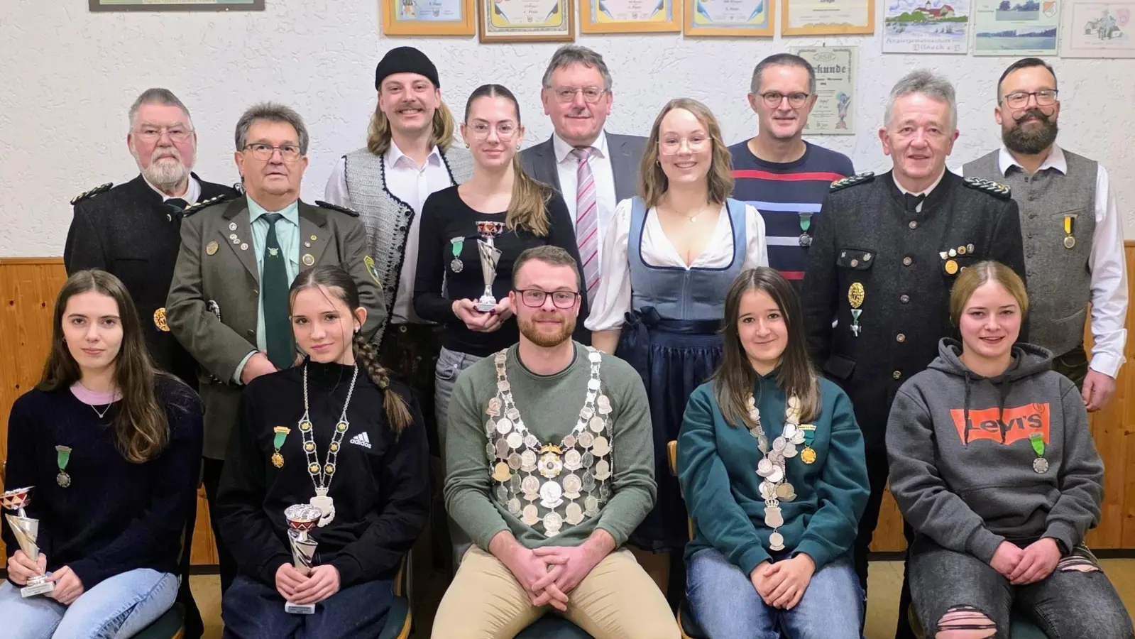 Bild: Die neuen Würdenträger und Vereinsmeister bei Eichenlaub Sorghof . (vorne von links) Anna Ringestetter, Antonia Rumpler (Jugendkönigin), Christopher Nutz (Schützenkönig), Mia Neubauer (Schützenlisel), Julia Reindl. (hinten von links) Gauehrenschützenmeister Wolfgang Moll, Schützenmeister Alfred Forster, Jakob Nutz, Marleen Merkl, Bürgermeister Hans-Martin Schertl, Amelie Nutz, Harald Kergl, Schützenmeister Tell Vilseck Fritz Seegerer und Michael Nutz.  (Bild: Wilhelm Ertl)