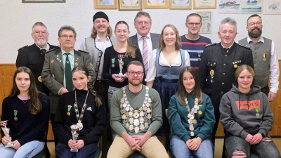 Bild: Die neuen Würdenträger und Vereinsmeister bei Eichenlaub Sorghof . (vorne von links) Anna Ringestetter, Antonia Rumpler (Jugendkönigin), Christopher Nutz (Schützenkönig), Mia Neubauer (Schützenlisel), Julia Reindl. (hinten von links) Gauehrenschützenmeister Wolfgang Moll, Schützenmeister Alfred Forster, Jakob Nutz, Marleen Merkl, Bürgermeister Hans-Martin Schertl, Amelie Nutz, Harald Kergl, Schützenmeister Tell Vilseck Fritz Seegerer und Michael Nutz.  (Bild: Wilhelm Ertl)
