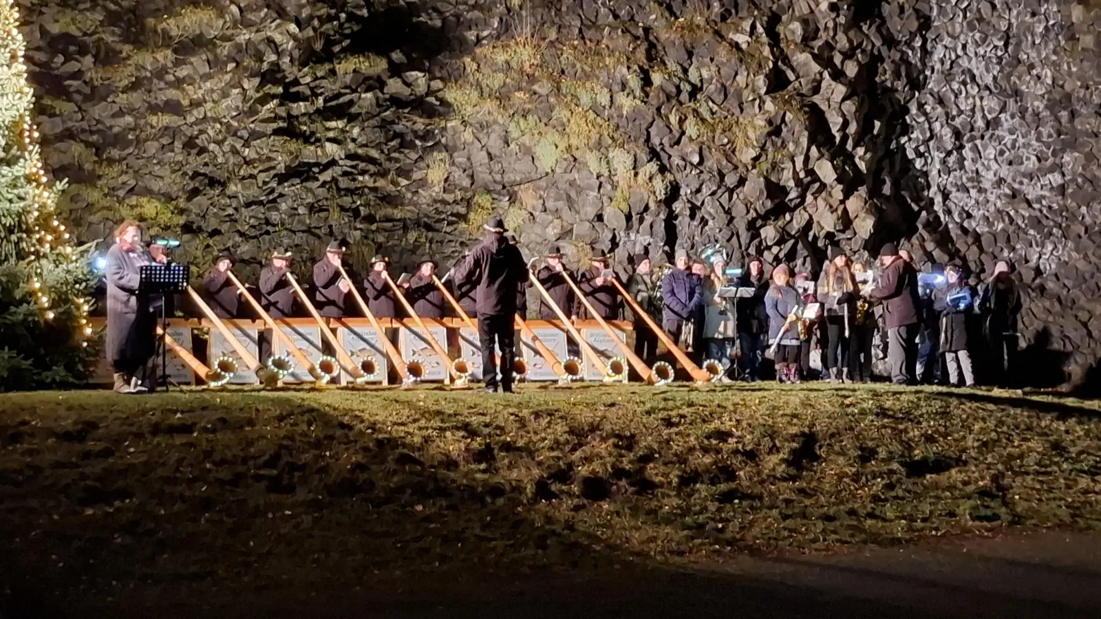 Vorsitzende Christine Hundhammer mit den Musikgruppen. (Bild: Dominik Schreffl)