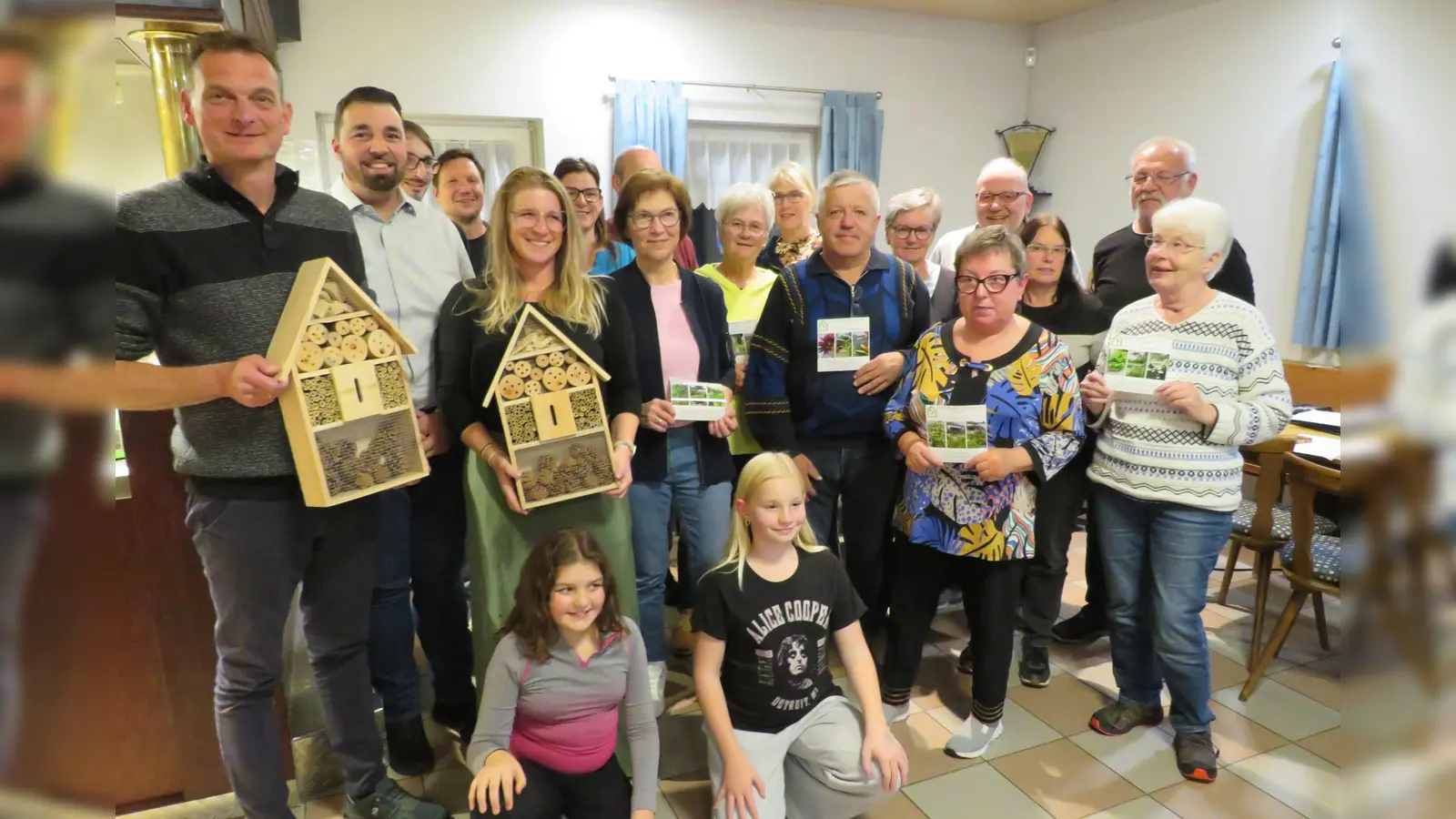 Einen Nistkasten für Insekten erhielten die Teilnehmer am Gartenwettbewerb der Siedlergemeinschaft.  (Bild: Johann Adam)