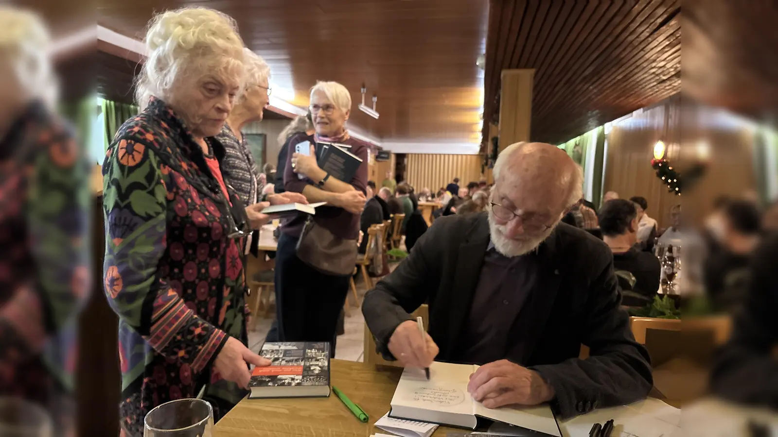 Gerne signierte Günther Langhammer seine neuesten Werke. (Bild: Bernhard Knauer)