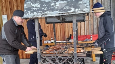 Am Grill sorgten die Mitglieder vom Fischereiverein kräftig für Nachschub. (Bild: Karl Ziegler)