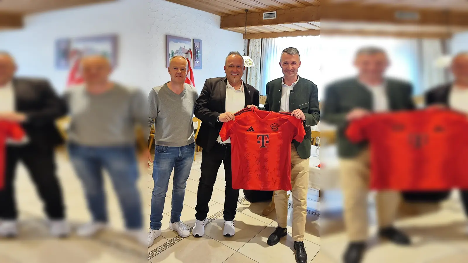 Fanbeauftragter FC Bayern Alexander Groß (links) und Direktor Markus Meindl (rechts) bedankten sich beim Beauftragten und Sprecher des Fandialogs Oberpfalz des FC- Bayern München bei Marcus Fritsch (Mitte), der nach 13 Jahren aufhörte, mit einem Bayern-Trikot mit Unterschriften der aktuellen Mannschaft. (Bild: Marcus Fritsch)