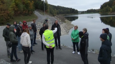 Abteilungsleiter Christian Götz vom Wasserwirtschaftamt Weiden erläutert den Chormitgliedern den Einzugsbereich Eixendorfer Stausee mit rund 410 Quadratkilometern und vieles andere mehr. (Bild: Michael Götz)