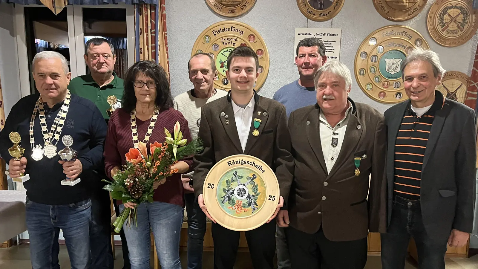 Vorne, von links nach rechts: Rudi Beck, Kathy Spies, Nico Schwendtner, Josef Spies, Josef Weinfurtner<br>Hintere Reihe: Peter Tschamler, Martin Ehrnsperger, Josef Piller. (Bild: Josef Spies)