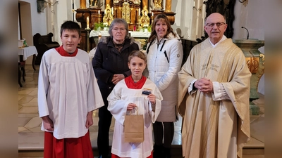 In der Mitte der Neuministrant Elias Wicki, Pfarrer Herbert Rösl (rechts), Oberministrant Lukas Biegerl (Links) Mesnerin Maria Kühner (hinten links) u. Ministrantenbeauftragte Erika Biegerl (hinten rechts) (Bild: Christa Forster)