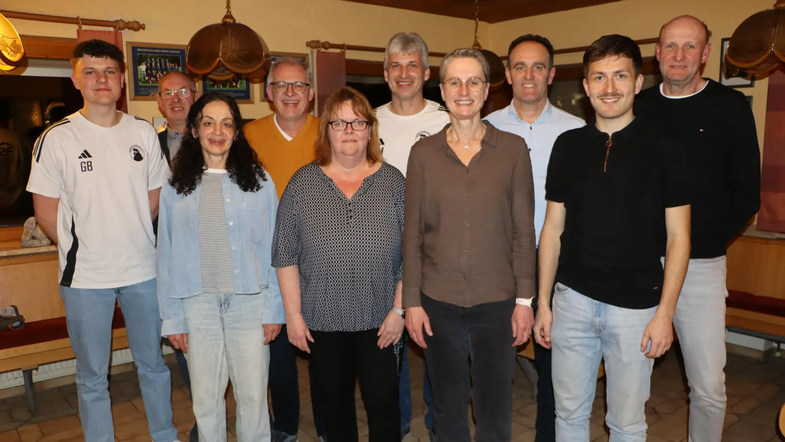 von links vorne Benny Graf, Inge Behringer (Beiräte), Kerstin Pilhöfer (K-Prüfer), Elke Wopperer (2. Schriftführer), Markus Paulus (3. Vorstand), <br>hinten Karl Fischer (2. Vorstand), Michael Heldrich 1. Kassier), Manfred Pirner (1. Vorstand), Hans-Jürgen Strehl (2. Kassier), Manfred Rupprecht (1. Schriftführer)<br>abwesend Thilo Winter (K-Prüfer) (Bild: Rudi Gruber)