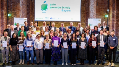 Schulleiter Harald Pröm (1.v.l.) nimmt stolz die Auszeichnung für das Elly-Heuss-Gymnasium entgegen. (Bild: Matthias Balk)