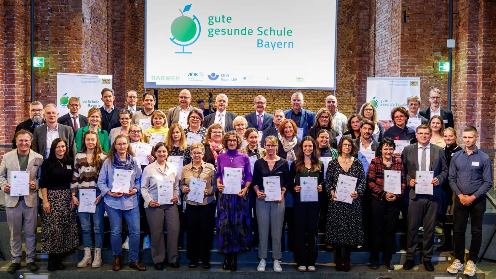 Schulleiter Harald Pröm (1.v.l.) nimmt stolz die Auszeichnung für das Elly-Heuss-Gymnasium entgegen. (Bild: Matthias Balk)