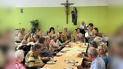 Die Initiative MEINE überraschte die Bewohner des St. Barbara Seniorenwohnheimes. (Bild: Christian Nerlich)