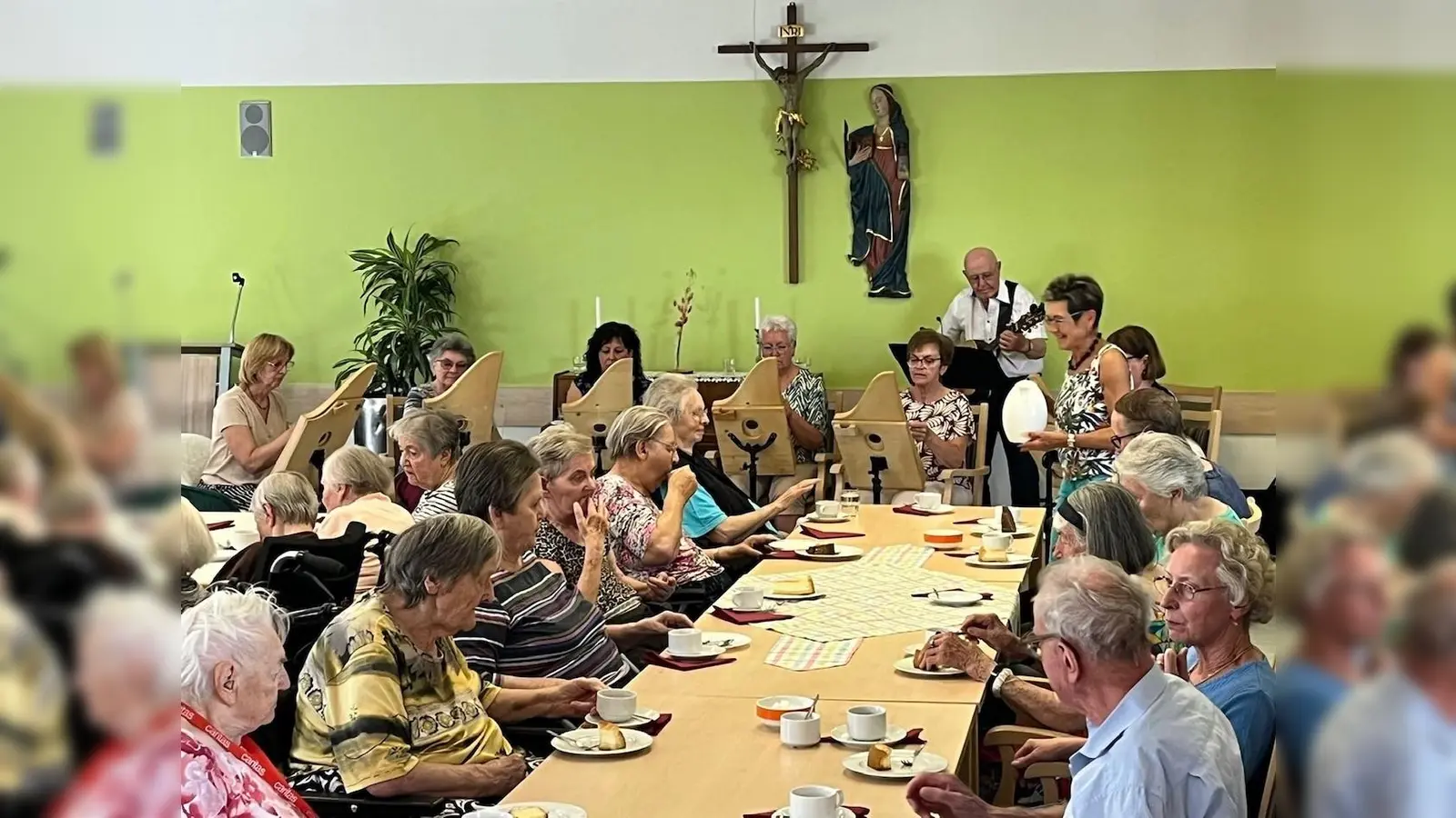 Die Initiative MEINE überraschte die Bewohner des St. Barbara Seniorenwohnheimes. (Bild: Christian Nerlich)