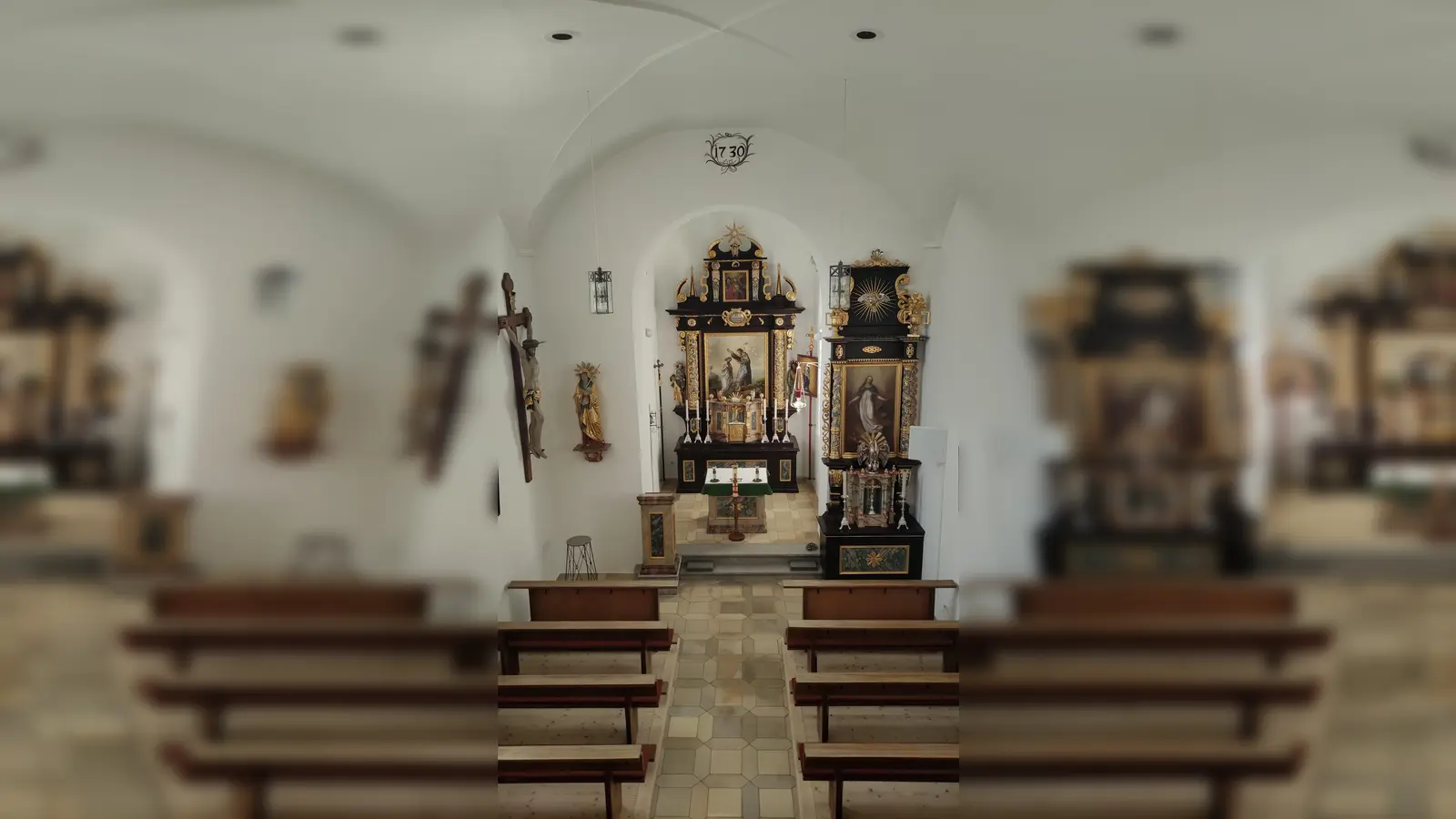 Die Filialkirche Johannes der Täufer in Woppenhof präsentiert sich nach der Innenrenovierung in neuem Glanz. (Bild: exb)