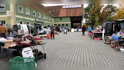 Der regelmäßig ausgebuchte Hofflohmarkt in Siebeneichen. (Bild: Christian Koch)