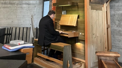 Dekanatskantor KMD Gerd Hennecke an der Orgel der katholischen Kirche Etzelwang (Bild: Birgit Eitner)