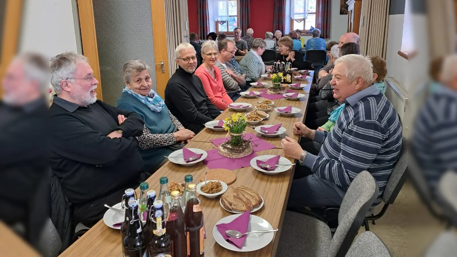 Herzliche Gespräche und Gemeinschaftsgefühl beim 2. Fastenessen in Burkhardsreuth  (Bild: Andrea Schwemmer)