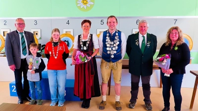 Die neuen GAU-Könige und die GAU-Liesl, v.l.n.r:<br>1.GSM Norbert Lippert, Maximilian Linkl (Bambini), Grundler Lea-Marie (Schüler), Haubner Michael (Liesl), Hein Stefan (König), Schramm Kurt (Senioren), Schlicht Claudia (Senioren Auflage). Nicht mit auf dem Bild Meissner Luis (Jugend). (Bild: Wolfgang Schlicht)