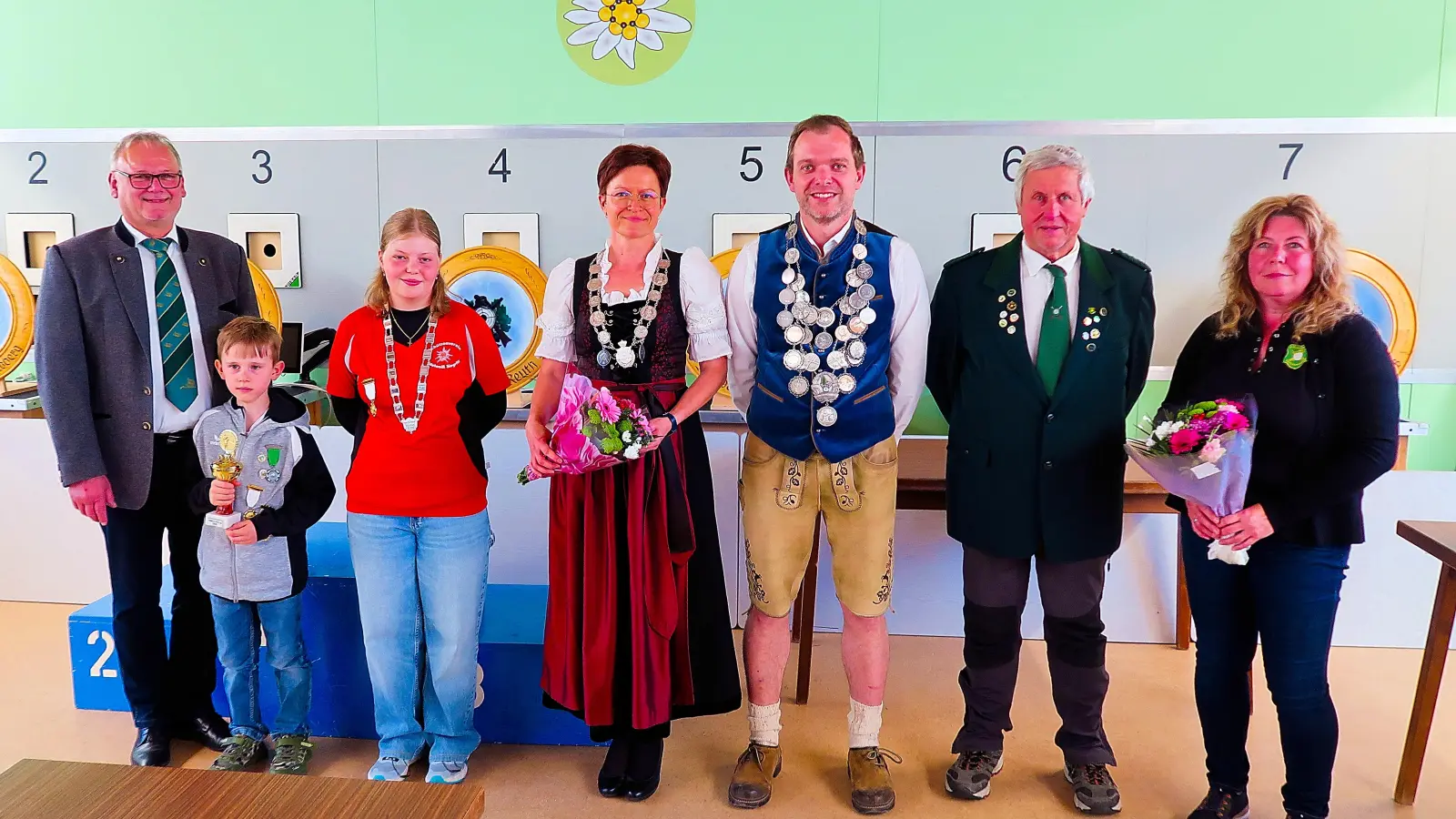 Die neuen GAU-Könige und die GAU-Liesl, v.l.n.r:<br>1.GSM Norbert Lippert, Maximilian Linkl (Bambini), Grundler Lea-Marie (Schüler), Haubner Michael (Liesl), Hein Stefan (König), Schramm Kurt (Senioren), Schlicht Claudia (Senioren Auflage). Nicht mit auf dem Bild Meissner Luis (Jugend). (Bild: Wolfgang Schlicht)